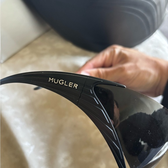 GENTLE MONSTER x MUGLER SUNGLASSES - Picture 9 of 16